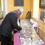 Strożyska. Poświecenie nowo wybudowanego krzyża na starym cmentarzu parafialnym, uroczyste otwarcie przykościelnej Sali Teatralnej im. Księży Biskupów Diecezji Kieleckich oraz inauguracja Muzeum Parafialnego / Marta Gajda / Radio Kielce