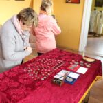 Strożyska. Poświecenie nowo wybudowanego krzyża na starym cmentarzu parafialnym, uroczyste otwarcie przykościelnej Sali Teatralnej im. Księży Biskupów Diecezji Kieleckich oraz inauguracja Muzeum Parafialnego / Marta Gajda / Radio Kielce