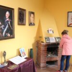 Strożyska. Poświecenie nowo wybudowanego krzyża na starym cmentarzu parafialnym, uroczyste otwarcie przykościelnej Sali Teatralnej im. Księży Biskupów Diecezji Kieleckich oraz inauguracja Muzeum Parafialnego / Marta Gajda / Radio Kielce