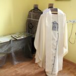 Strożyska. Poświecenie nowo wybudowanego krzyża na starym cmentarzu parafialnym, uroczyste otwarcie przykościelnej Sali Teatralnej im. Księży Biskupów Diecezji Kieleckich oraz inauguracja Muzeum Parafialnego / Marta Gajda / Radio Kielce