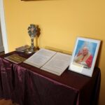 Strożyska. Poświecenie nowo wybudowanego krzyża na starym cmentarzu parafialnym, uroczyste otwarcie przykościelnej Sali Teatralnej im. Księży Biskupów Diecezji Kieleckich oraz inauguracja Muzeum Parafialnego / Marta Gajda / Radio Kielce