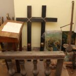 Strożyska. Poświecenie nowo wybudowanego krzyża na starym cmentarzu parafialnym, uroczyste otwarcie przykościelnej Sali Teatralnej im. Księży Biskupów Diecezji Kieleckich oraz inauguracja Muzeum Parafialnego / Marta Gajda / Radio Kielce