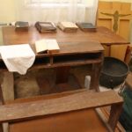 Strożyska. Poświecenie nowo wybudowanego krzyża na starym cmentarzu parafialnym, uroczyste otwarcie przykościelnej Sali Teatralnej im. Księży Biskupów Diecezji Kieleckich oraz inauguracja Muzeum Parafialnego / Marta Gajda / Radio Kielce