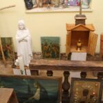 Strożyska. Poświecenie nowo wybudowanego krzyża na starym cmentarzu parafialnym, uroczyste otwarcie przykościelnej Sali Teatralnej im. Księży Biskupów Diecezji Kieleckich oraz inauguracja Muzeum Parafialnego / Marta Gajda / Radio Kielce