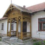 Strożyska. Poświecenie nowo wybudowanego krzyża na starym cmentarzu parafialnym, uroczyste otwarcie przykościelnej Sali Teatralnej im. Księży Biskupów Diecezji Kieleckich oraz inauguracja Muzeum Parafialnego / Marta Gajda / Radio Kielce