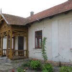 Strożyska. Poświecenie nowo wybudowanego krzyża na starym cmentarzu parafialnym, uroczyste otwarcie przykościelnej Sali Teatralnej im. Księży Biskupów Diecezji Kieleckich oraz inauguracja Muzeum Parafialnego / Marta Gajda / Radio Kielce