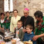 Strożyska. Poświecenie nowo wybudowanego krzyża na starym cmentarzu parafialnym, uroczyste otwarcie przykościelnej Sali Teatralnej im. Księży Biskupów Diecezji Kieleckich oraz inauguracja Muzeum Parafialnego / Marta Gajda / Radio Kielce