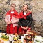 Strożyska. Poświecenie nowo wybudowanego krzyża na starym cmentarzu parafialnym, uroczyste otwarcie przykościelnej Sali Teatralnej im. Księży Biskupów Diecezji Kieleckich oraz inauguracja Muzeum Parafialnego / Marta Gajda / Radio Kielce