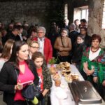 Strożyska. Poświecenie nowo wybudowanego krzyża na starym cmentarzu parafialnym, uroczyste otwarcie przykościelnej Sali Teatralnej im. Księży Biskupów Diecezji Kieleckich oraz inauguracja Muzeum Parafialnego / Marta Gajda / Radio Kielce