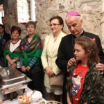 Strożyska. Poświecenie nowo wybudowanego krzyża na starym cmentarzu parafialnym, uroczyste otwarcie przykościelnej Sali Teatralnej im. Księży Biskupów Diecezji Kieleckich oraz inauguracja Muzeum Parafialnego / Marta Gajda / Radio Kielce