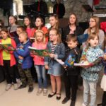 Strożyska. Poświecenie nowo wybudowanego krzyża na starym cmentarzu parafialnym, uroczyste otwarcie przykościelnej Sali Teatralnej im. Księży Biskupów Diecezji Kieleckich oraz inauguracja Muzeum Parafialnego / Marta Gajda / Radio Kielce