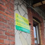 Strożyska. Poświecenie nowo wybudowanego krzyża na starym cmentarzu parafialnym, uroczyste otwarcie przykościelnej Sali Teatralnej im. Księży Biskupów Diecezji Kieleckich oraz inauguracja Muzeum Parafialnego / Marta Gajda / Radio Kielce