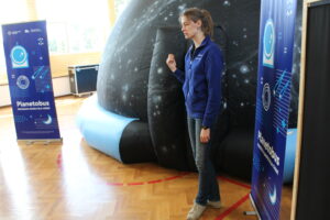 Mobilne planetarium przyjechało do Szkoły Podstawowej imienia Marszałka Józefa Piłsudskiego / Marta Gajda / Radio Kielce