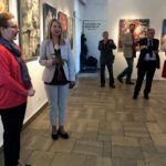 Sandomierz. Wystawa malarstwa Oksany Kulczyckiej. Na zdjęciu (od lewej): Katarzyna Pisarczyk - dyrektor BWA w Sandomierzu i Oksana Kulczycka / Grażyna Szlęzak - Wójcik / Radio Kielce