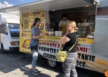 Sandomierz. Zjazd food trucków / Grażyna Szlęzak - Wójcik / Radio Kielce