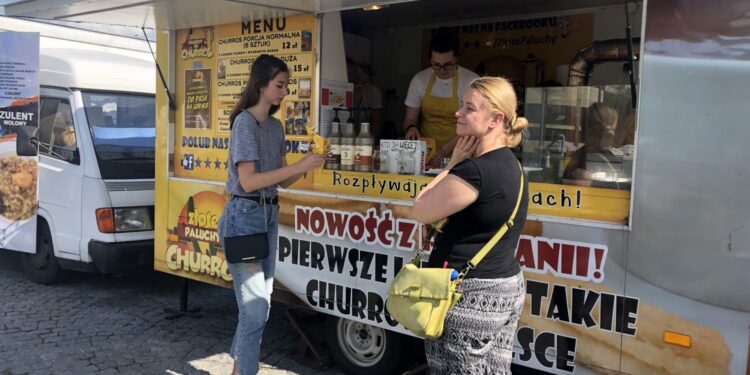 Sandomierz. Zjazd food trucków / Grażyna Szlęzak - Wójcik / Radio Kielce