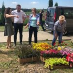 Kwiaty dla domu dziecka w Łoniowie / Grażyna Szlęzak-Wójcik / Radio Kielce