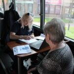 Mobilne biuro ubezpieczeniowe, pomagające w szacowaniu szkód po nawałnicach / Marta Gajda / Radio Kielce