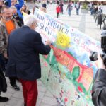 Sandomierz. Festiwal Filmów - Spotkań Niezwykłych. Odsłonięcie ławeczek Anny Dymnej i Janusza Kondratiuka. Na zdjęciu: Janusz Kondartiuk / Stanisław Blinstrub / Radio Kielce