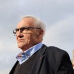 Sandomierz. Festiwal Filmów - Spotkań Niezwykłych. Odsłonięcie ławeczek Anny Dymnej i Janusza Kondratiuka. Na zdjęciu: Janusz Kondartiuk / Stanisław Blinstrub / Radio Kielce