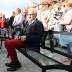 Sandomierz. Festiwal Filmów - Spotkań Niezwykłych. Odsłonięcie ławeczek Anny Dymnej i Janusza Kondratiuka. Na zdjęciu: Janusz Kondartiuk / Stanisław Blinstrub / Radio Kielce