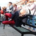 Sandomierz. Festiwal Filmów - Spotkań Niezwykłych. Odsłonięcie ławeczek Anny Dymnej i Janusza Kondratiuka. Na zdjęciu: Janusz Kondartiuk / Stanisław Blinstrub / Radio Kielce