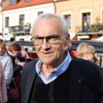 Sandomierz. Festiwal Filmów - Spotkań Niezwykłych. Odsłonięcie ławeczek Anny Dymnej i Janusza Kondratiuka. Na zdjęciu: Janusz Kondartiuk / Stanisław Blinstrub / Radio Kielce