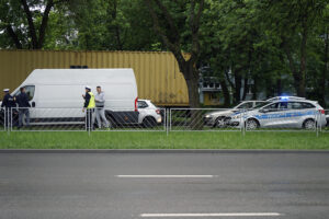 Kielce. Konar drzewa spadł na auto jadące ulicą Jesionową / Piotr Kwaśniewski / Radio Kielce