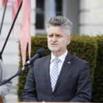 02.05.2019 Kielce. Dzień Flagi. Uroczystości na Rynku. Senator Krzysztof Słoń / Jarosław Kubalski / Radio Kielce