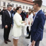 02.05.2019 Kielce. Dzień Flagi. Uroczystości na Rynku. Wojewoda Agata Wojtyszek i senator Krzysztof Słoń wręczają dyplomy uczestnikom VII Turnieju Pocztów Sztandarowych / Jarosław Kubalski / Radio Kielce