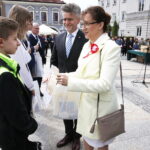 02.05.2019 Kielce. Dzień Flagi. Uroczystości na Rynku. Wojewoda Agata Wojtyszek i senator Krzysztof Słoń wręczają dyplomy uczestnikom VII Turnieju Pocztów Sztandarowych / Jarosław Kubalski / Radio Kielce