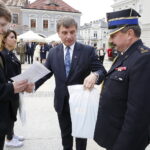 02.05.2019 Kielce. Dzień Flagi. Uroczystości na Rynku. Przewodniczący sejmiku świętokrzyskiego Andrzej Pruś i starszy brygadier Robert Sabat wręczają dyplomy uczestnikom VII Turnieju Pocztów Sztandarowych / Jarosław Kubalski / Radio Kielce