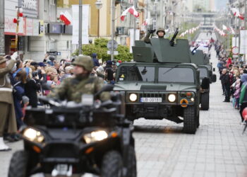 03.05.2019 Kielce. Obchody rocznicy uchwalenia Konstytucji 3 Maja. Defilada ulicą Sienkiewicza / Jarosław Kubalski / Radio Kielce