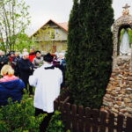 06.05.2019 Serwis (gmina Nowa Słupia). Majówka przed kapliczką / Jarosław Kubalski / Radio Kielce