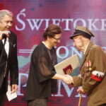 12.05.2019 Kielce. Sala Omega Targów Kielce. „Świętokrzyski Koncert Pamięci” zorganizowany przez TVP3 Kielce. Dyrektor TVP3 Kielce Przemysław Predygier, wojewoda Agata Wojtyszek i obchodzący 100 lecie urodzin żołnierz AK Mieczysław Rosół / Jarosław Kubalski / Radio Kielce