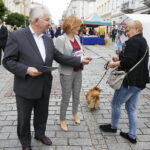 17.05.2019 Kielce. Po konferencji PiS na Placu Artystów m.in wiceminister sportu i turystyki Anna Krupa i poseł Krzysztof Lipiec rozdawali ulotki na ulicy Sienkiewicza / Jarosław Kubalski / Radio Kielce