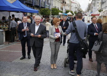 17.05.2019 Kielce. Po konferencji PiS na Placu Artystów m.in wiceminister sportu i turystyki Anna Krupa i poseł Krzysztof Lipiec rozdawali ulotki na ulicy Sienkiewicza / Jarosław Kubalski / Radio Kielce