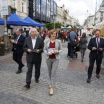 17.05.2019 Kielce. Po konferencji PiS na Placu Artystów m.in wiceminister sportu i turystyki Anna Krupa i poseł Krzysztof Lipiec rozdawali ulotki na ulicy Sienkiewicza / Jarosław Kubalski / Radio Kielce