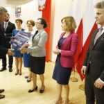 21.05.2019 Kielce ŚUW. Promesy w ramach I etapu Funduszu Dróg Samorządowych wręczyli poseł Maria Zuba, wojewoda Agata Woityszek, wiceminister sportu i turystyki Anna Krupka i senator Krzysztof Słoń / Jarosław Kubalski / Radio Kielce