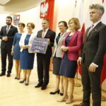 21.05.2019 Kielce ŚUW. Promesy w ramach I etapu Funduszu Dróg Samorządowych wręczyli poseł Maria Zuba, wojewoda Agata Woityszek, wiceminister sportu i turystyki Anna Krupka i senator Krzysztof Słoń / Jarosław Kubalski / Radio Kielce