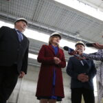 22.05.2019 Kielce. Konferencja wiceminister sportu i turystyki Anny Krupki w budowanej hali sportowej przy ZSP nr 1. Dyrektor szkoły Ryszard Mańko, Anna Krupka i kurator oświaty Kazimierz Mądzik / Jarosław Kubalski / Radio Kielce