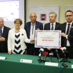 23.05.2019 Kielce. Politechnika Świętokrzyska dostała rządowe pieniądze na inwestycje. Poseł Krzysztof Lipiec, poseł Maria Zuba, rektor Wiesław Trąmpczyński, wiceminister nauki Sebastian Skuza i poseł Michał Cieślak / Jarosław Kubalski / Radio Kielce