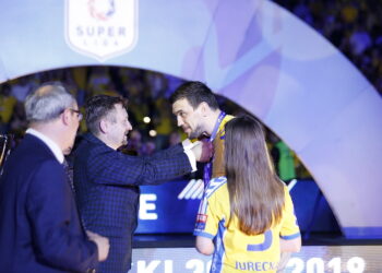 25.05.2019 Kielce. PGNiG Superliga. PGE Vive Kielce zostało po raz 16 mistrzem Polski. Piłkarze i kibice cieszą się ze zwycięstwa. Medal otrzymuje Michał Jurecki / Jarosław Kubalski / Radio Kielce