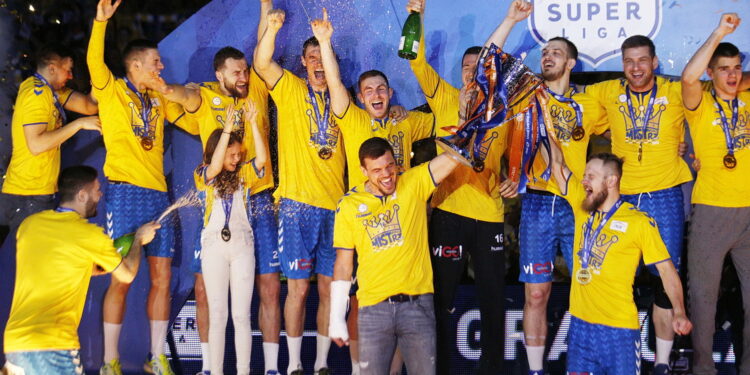 25.05.2019 Kielce. PGNiG Superliga. PGE Vive Kielce zostało po raz 16 mistrzem Polski. Piłkarze i kibice cieszą się ze zwycięstwa / Jarosław Kubalski / Radio Kielce