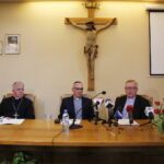 28.05.2019 Kielce. Konferencja prasowa w kurii biskupiej. Biskup Jan Piotrowski, ks. Mirosław Cisowski i ks. Dariusz Gącik / Jarosław Kubalski / Radio Kielce