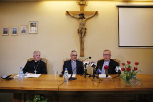 28.05.2019 Kielce. Konferencja prasowa w kurii biskupiej. Biskup Jan Piotrowski, ks. Mirosław Cisowski i ks. Dariusz Gącik / Jarosław Kubalski / Radio Kielce