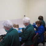 Konserwacja zachowawcza. Wolontariuszki podczas czyszczenia akt / Archiwum Diecezjalne