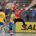 Rewanżowy mecz ćwierćfinałowy Ligi Mistrzów: Paris Saint-Germain - PGE Vive Kielce. Z numerem 20 Mariusz Jurkiewicz / Krzysztof Bujnowicz / Radio Kielce