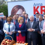 Konferencja wiceminister Anny Krupki. Na zdjęciu (od lewej): Maria Zuba - poseł PiS, Marek Kwitek - poseł PiS, Anna Krupka - wiceminister Sportu i Turystyki, Krzysztof Lipiec - poseł PiS, Bogdan Latosiński - poseł PiS i Krzysztof Słoń - senator RP / Michał Kita / Radio Kielce