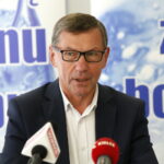 Przekazanie detektora gazowego Straży Miejskiej przez Wodociągi Kieleckie. Na zdjęciu: Henryk Milcarz - prezes Zarządu Wodociągów Kieleckich / Marzena Mąkosa / Radio Kielce